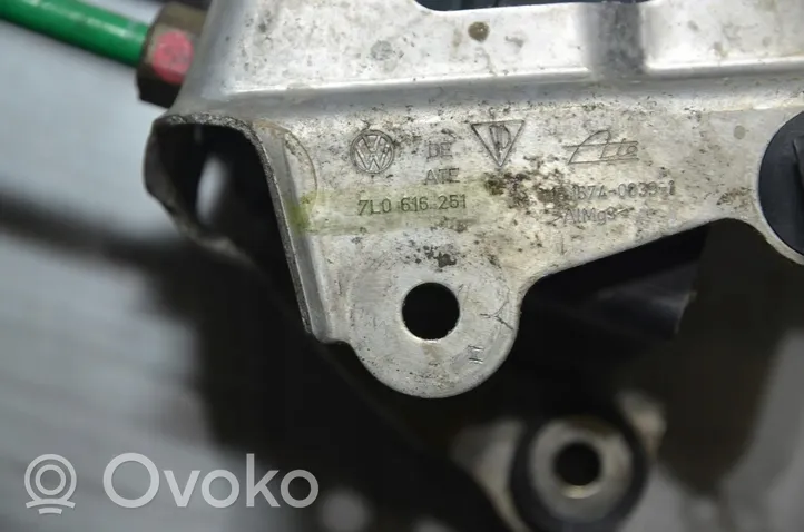 Volkswagen Touareg I Rozdzielacz / Blok zaworowy zawieszenia pneumatycznego osi tylnej 7L0616251