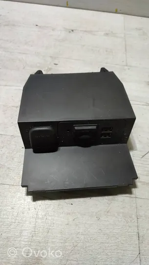 Mazda 3 III Connecteur/prise USB RADE644A