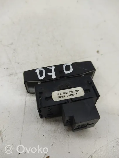 Volkswagen Touareg I Central locking switch button 