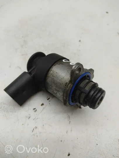 Volkswagen PASSAT B7 Fuel pressure regulator 