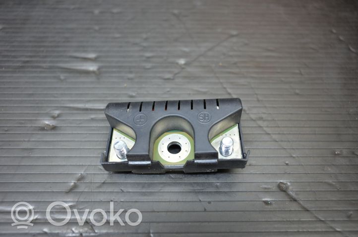 Audi A4 S4 B8 8K Pystyantennin suodatin 8T8035570