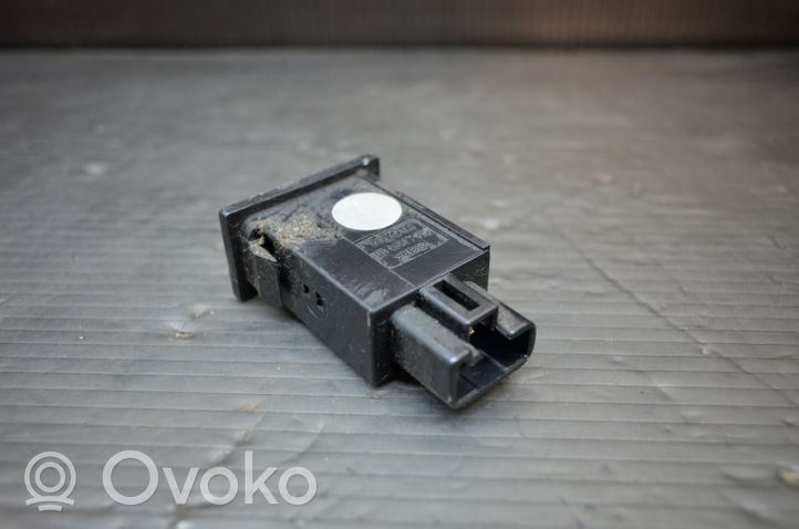 Toyota Avensis T250 Bouton interrupteur de trappe à essence 156795