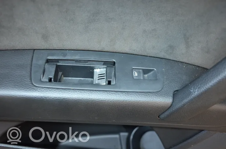 Audi Q7 4L Takaoven verhoilu 4L0863981