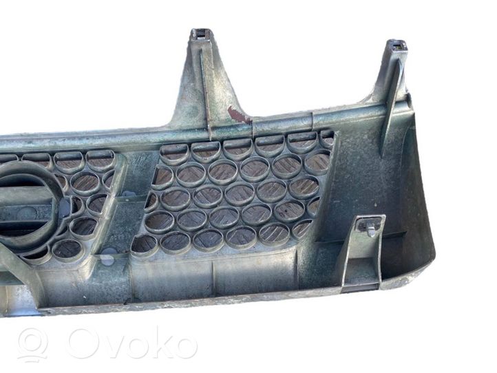 Nissan Navara D22 Grille calandre supérieure de pare-chocs avant 62310VK000