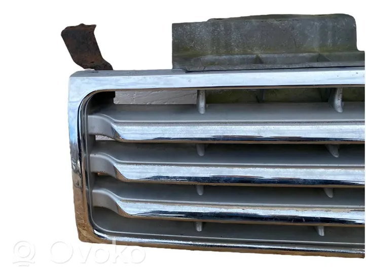 Mitsubishi Pajero Front bumper upper radiator grill MB831059