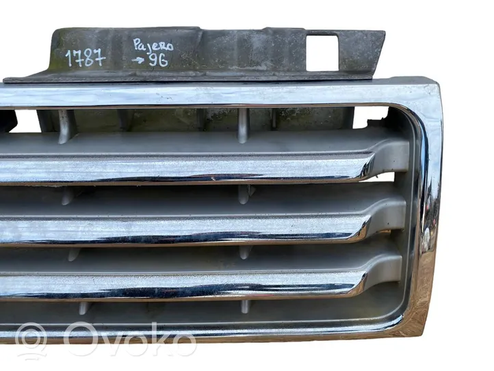 Mitsubishi Pajero Front bumper upper radiator grill MB831059