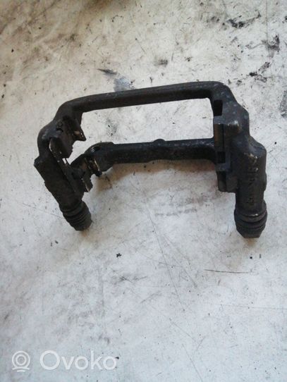 Opel Astra J Supporto della pinza del freno posteriore 