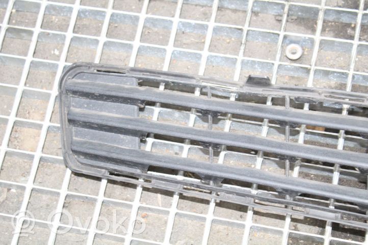 Mercedes-Benz C W204 Grille inférieure de pare-chocs avant A2048850023