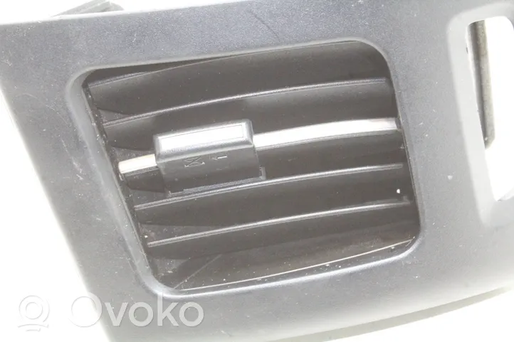 Toyota Prius (XW30) Dysze / Kratki nawiewu deski rozdzielczej 5568647020