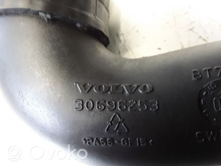 Volvo V70 Tube d'admission de tuyau de refroidisseur intermédiaire 30696253