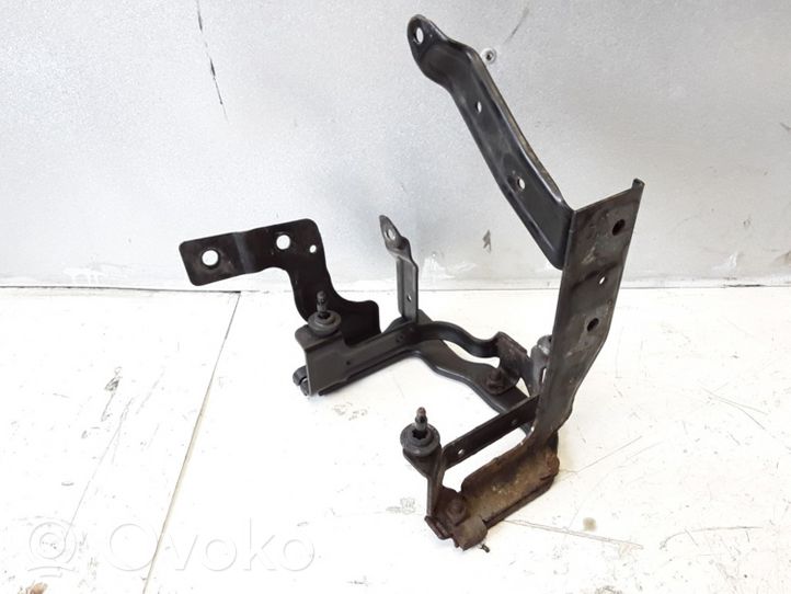 Volvo S40 Power steering pump mounting bracket 