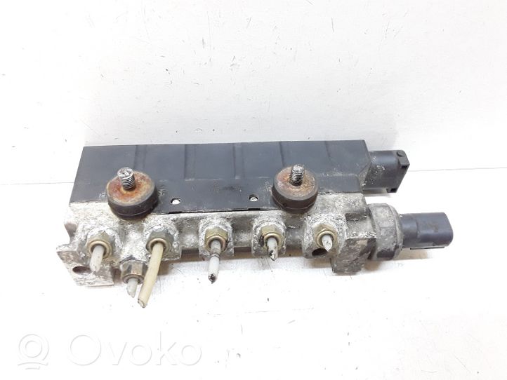 Mercedes-Benz S W220 Air suspension valve block A2203200258