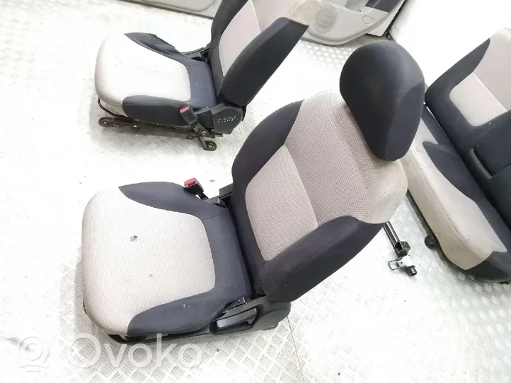 Mitsubishi L200 Seat set 