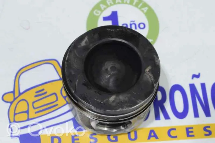 Renault Trafic I Piston avec bielle 7701479102