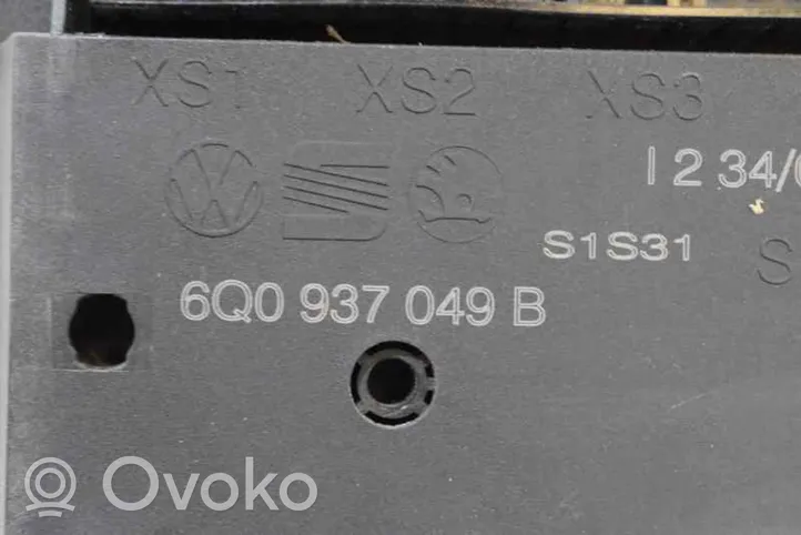 Volkswagen Polo Oven keskuslukituksen ohjausyksikön moduuli 6Q0937049B