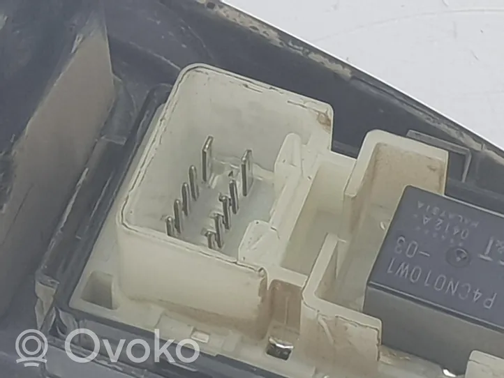 Toyota Land Cruiser (J120) Elektrinių langų jungtukas 8403060021