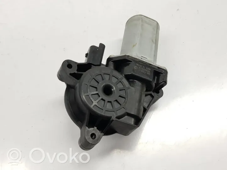 Nissan Qashqai Motorino alzacristalli della portiera posteriore 827014EA0A