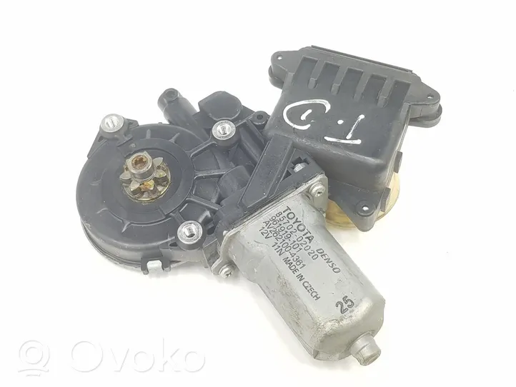 Toyota Avensis T270 Moteur de lève-vitre de porte arrière 8570202020