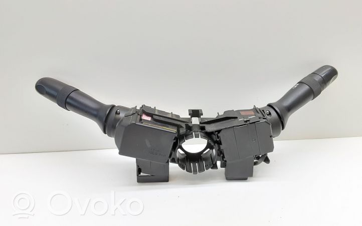 Toyota Avensis T270 Leva/interruttore dell’indicatore di direzione e tergicristallo 0519017F373