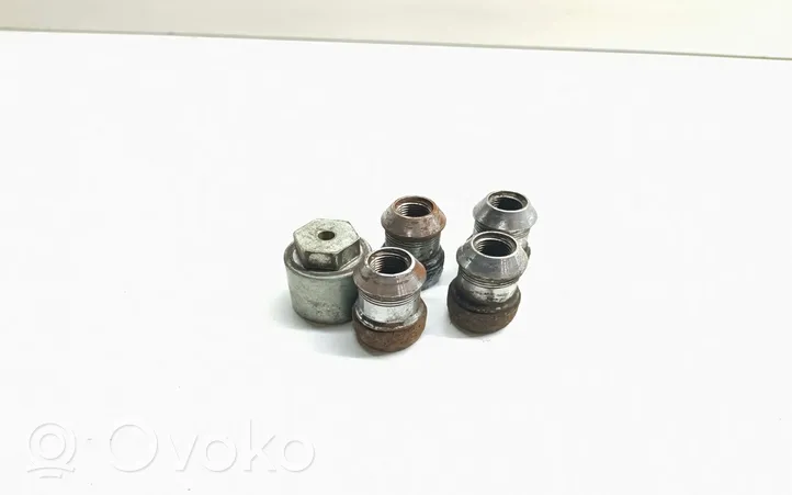 Jeep Grand Cherokee Anti-theft wheel nuts and lock 