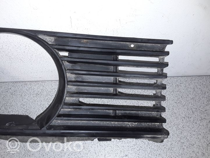 BMW 3 E30 Rivestimento sotto il faro/fanale 1876091