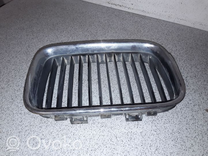 BMW 3 E36 Grille calandre supérieure de pare-chocs avant 51138122238