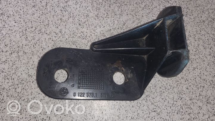 BMW 3 E36 Soporte del parachoques delantero 51118122578