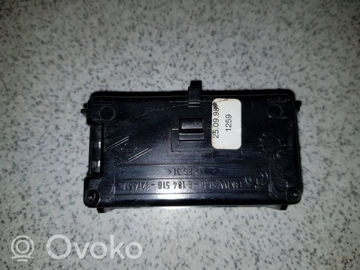 BMW 5 E39 Peleninė panelėje 51168184516