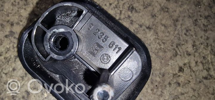 BMW 5 E39 Podpora mocowania półki bagażnika 8235611