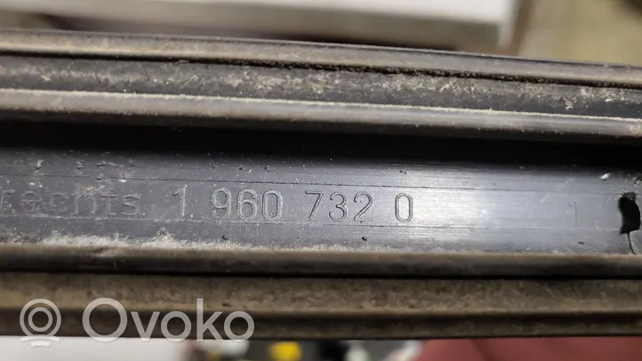 BMW 3 E36 Priekšpusē durvju dekoratīvā apdare (moldings) 19607320