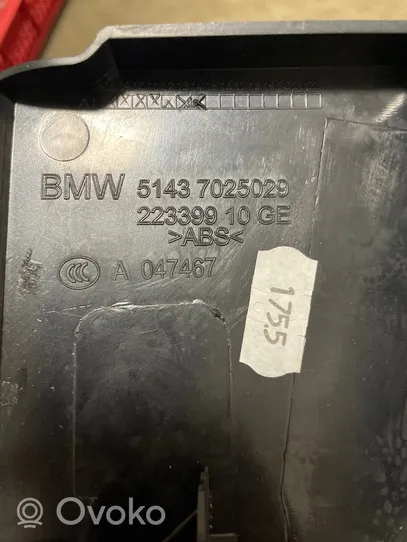 BMW 5 E60 E61 Kojų erdvės šonine apdaila 7025029