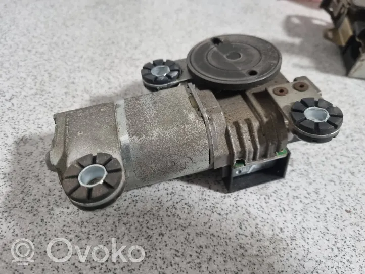 BMW 5 E39 Moteur d'essuie-glace arrière 8361640