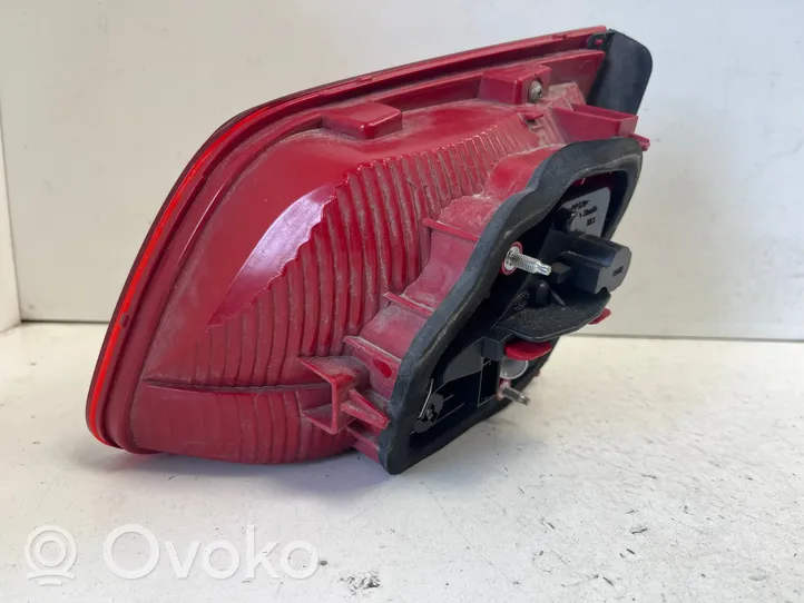 Volkswagen Touran II Lampy tylnej klapy bagażnika 1T0945093