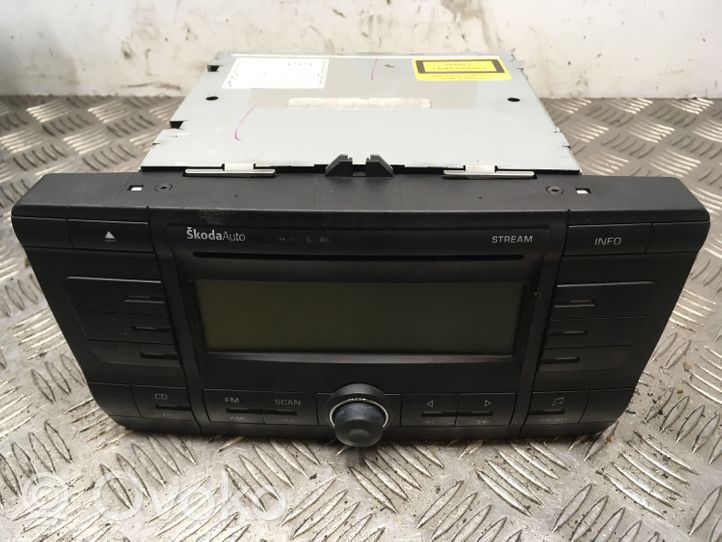 Skoda Octavia Mk2 (1Z) Radio / CD/DVD atskaņotājs / navigācija E1110R022432