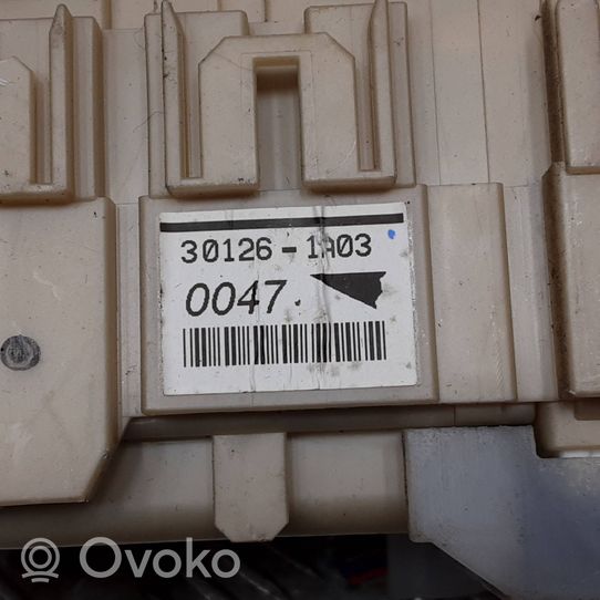 Toyota Avensis T270 Ramka / Moduł bezpieczników 139811C01