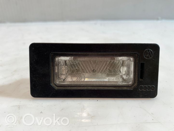 Audi Q5 SQ5 Lampa oświetlenia tylnej tablicy rejestracyjnej 8T0943021