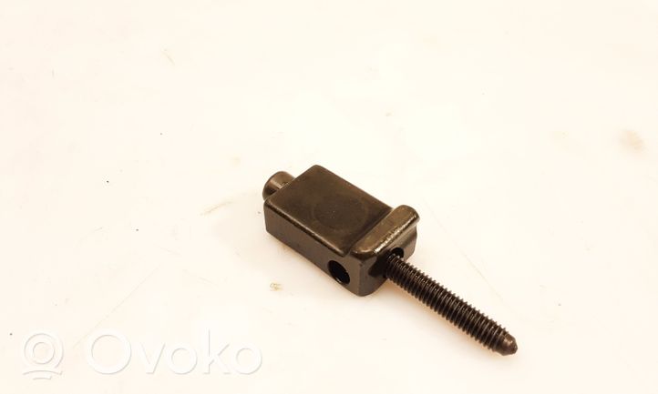 Volkswagen PASSAT B5.5 Fuel Injector clamp holder 