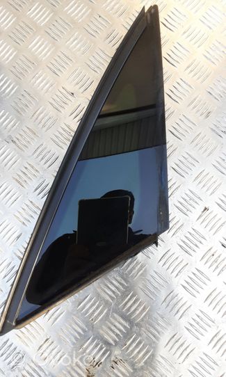 Audi A8 S8 D3 4E Fenêtre latérale avant / vitre triangulaire E000233