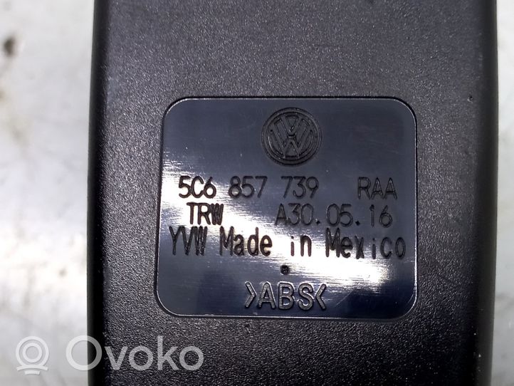 Volkswagen Jetta VI Klamra środkowego pasa bezpieczeństwa fotela tylnego 5C6857739