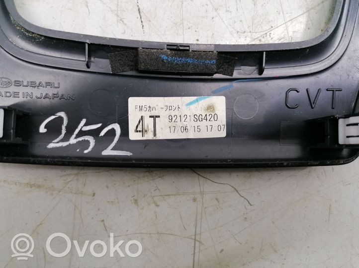 Subaru Forester SJ Rivestimento in plastica cornice della leva del cambio 92121SG420