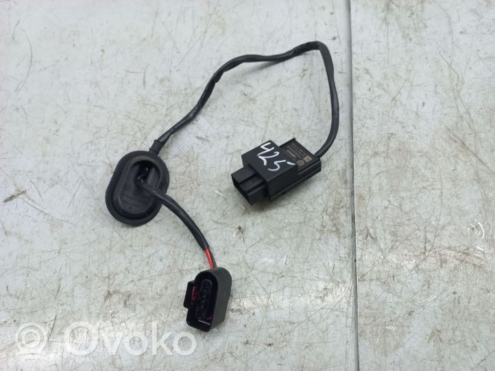 Volkswagen PASSAT CC Fuel pump relay 1K0906093K