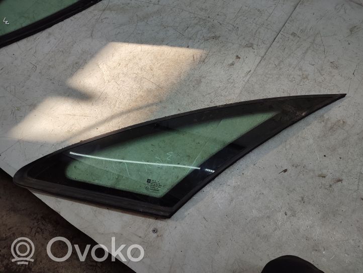 Opel Meriva A Front door vent window glass four-door 