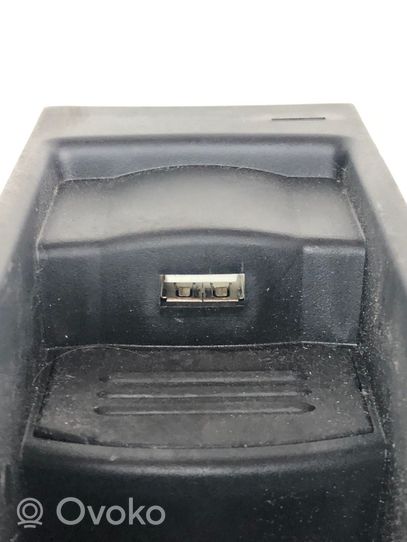 Seat Altea XL USB-pistokeliitin 5P0857925