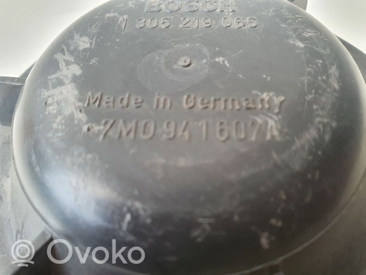 Volkswagen Sharan Osłona żarówki lampy przedniej 7M0941607A