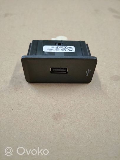 Volkswagen PASSAT B8 USB-pistokeliitin 3G0035222