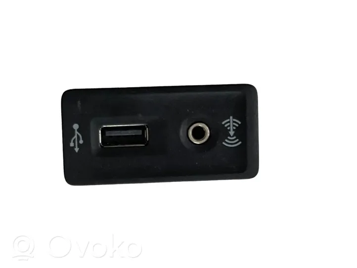 Volkswagen Golf VII Gniazdo / Złącze USB 5G0035222F