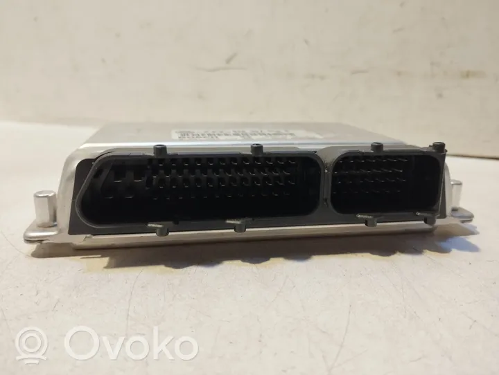 Volkswagen PASSAT B5 Engine control unit/module 8D0907558B