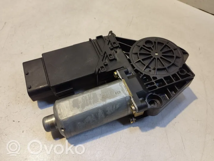 Volkswagen PASSAT B5 Silniczek podnośnika szyby drzwi przednich F005S00028