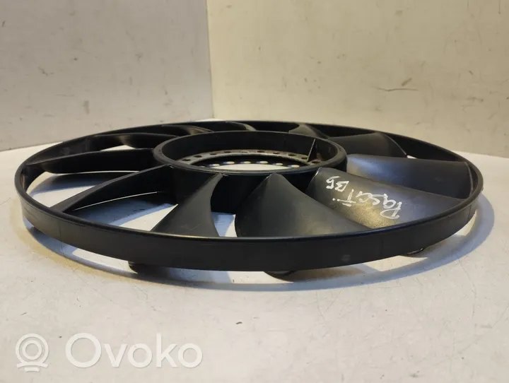 Volkswagen PASSAT B5 Hélice moteur ventilateur NR058121301B