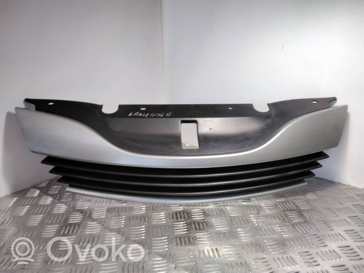 Renault Laguna II Grille calandre supérieure de pare-chocs avant 8200012581